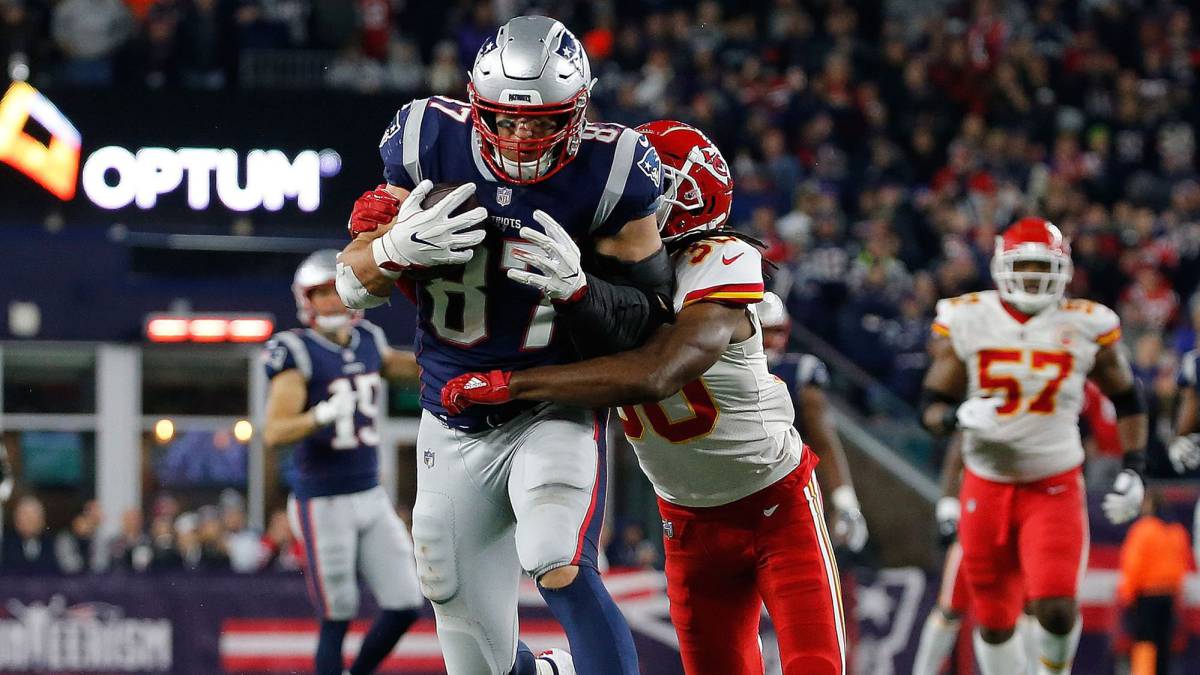 Rob Gronkowski es tackleado