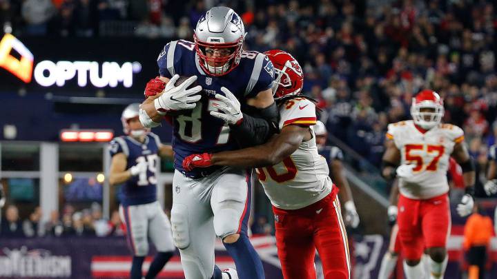 Rob Gronkowski es tackleado