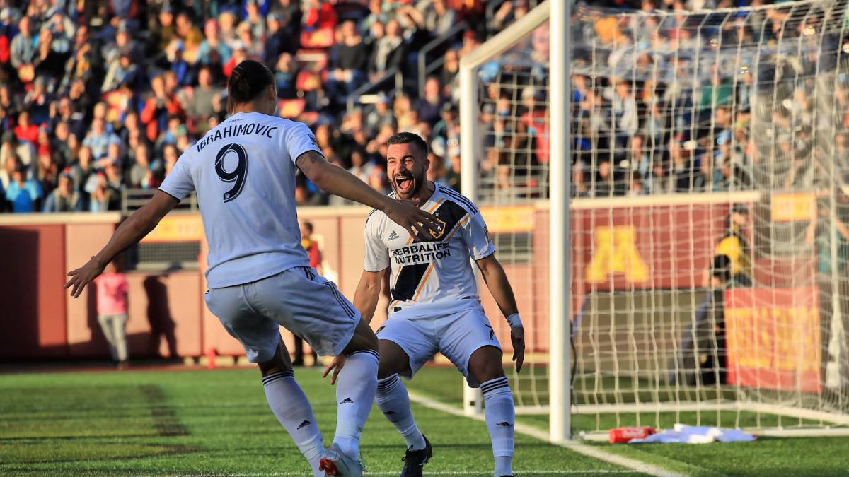 Zlatan Ibrahimovic y Romain Alessandrini festejando el tercer gol del encuentro.