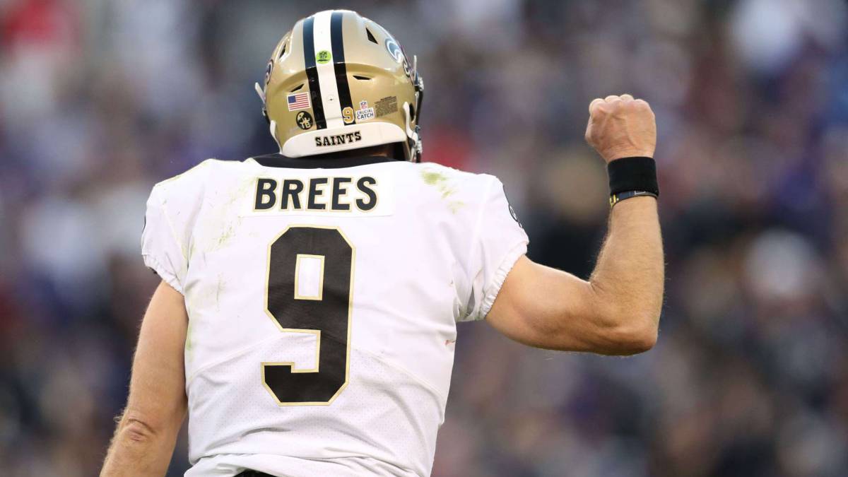 Drew Brees levanta el puño para celebrar