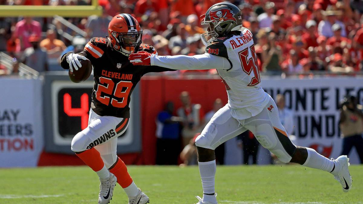 Kwon Alexander tacklea a Duke Johnson