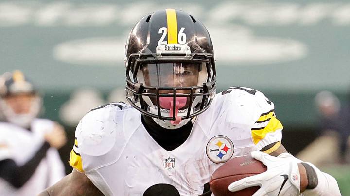 Le'Veon Bell acarrea el balón