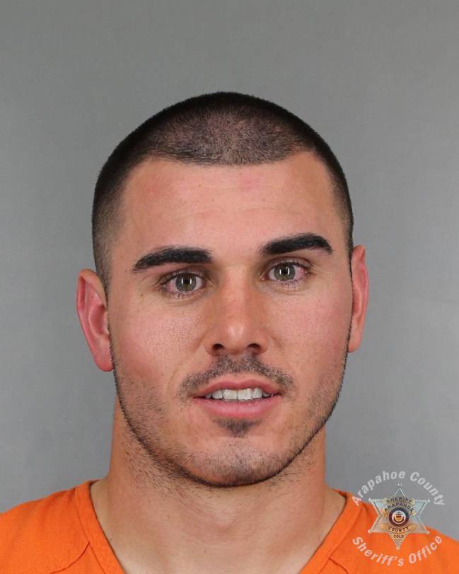 Chad Kelly, Quarterback suplente de Denver, fue detenido por allanamiento en Englewood, Colorado.