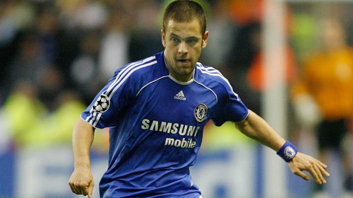 Brilló con los 'Blues' en Inglaterra y también defendió los colores del Liverpool. Hoy, con 36 años de edad sigue en el fútbol de manera sorprendente