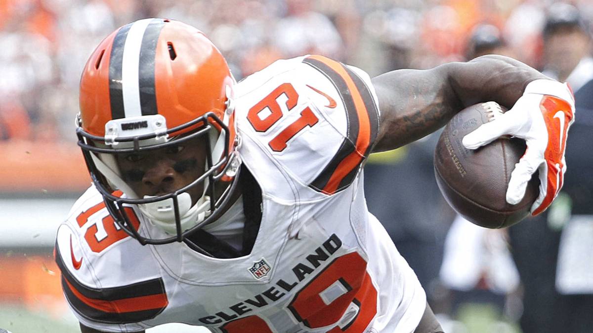 Corey Coleman corre con el balón