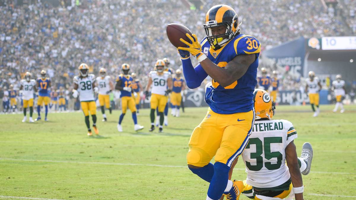 Todd Gurley realiza una recepción contra Packers