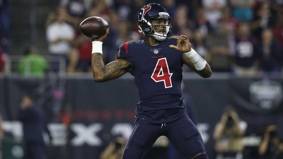 Deshaun Watson pasa el balón en partido frente a los Dolphins