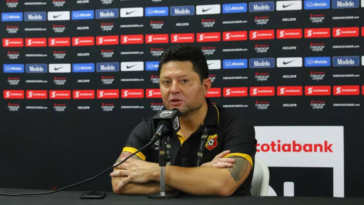 Concacaf suspendió dos partidos a Jafet Soto, DT de Herediano