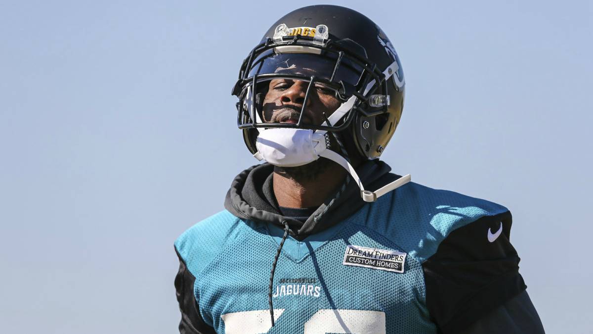 Dante Fowler en entrenamiento de los Jaguars