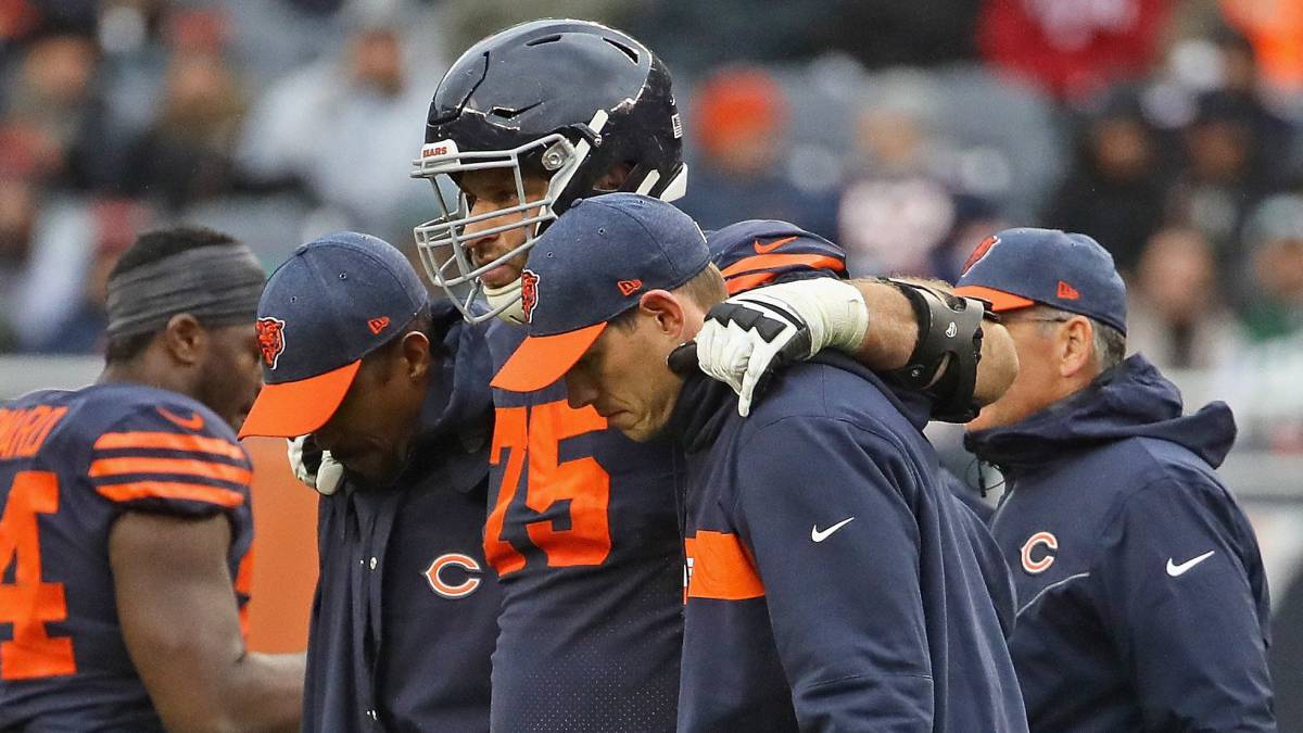 Kyle Long sale del partido contra Jets