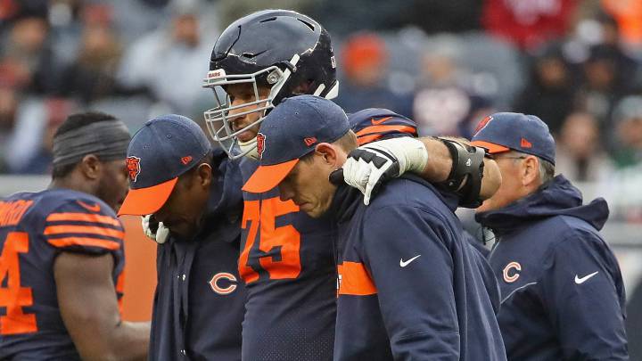 Kyle Long sale del partido contra Jets