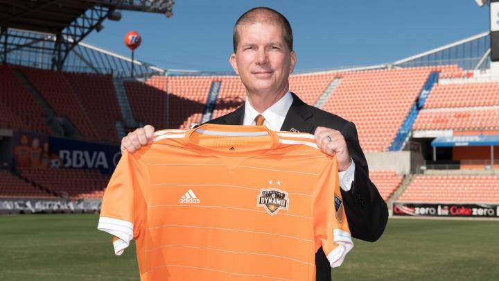 Gabriel Brener, propietario de Houston Dynamo, presentó a John Walker como el nuevo presidente de operaciones de la franquicia de la MLS.