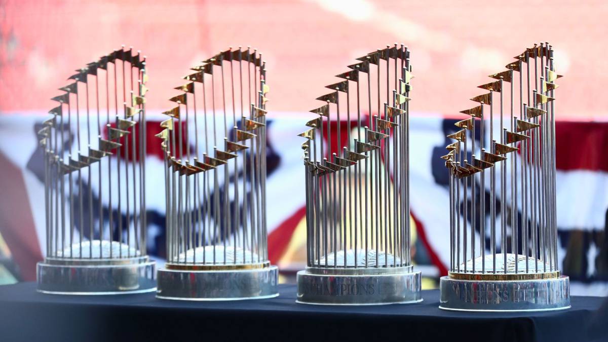 Los cuatro trofeos de los Red Sox