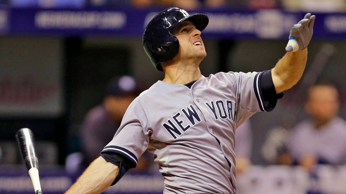 Brett Gardner batea una pelota