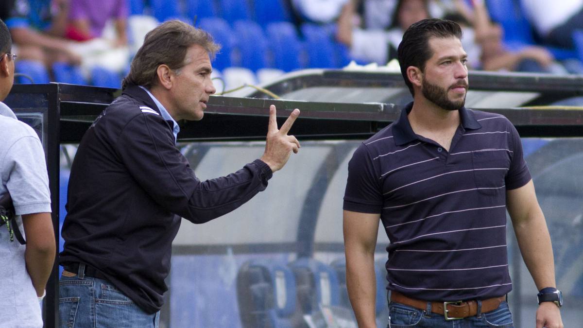 ¿Cuánto gana Carlos de los Cobos como DT de El Salvador?