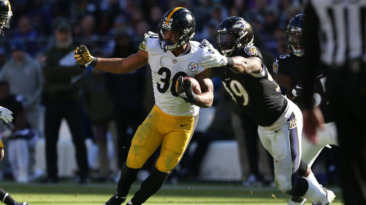 James Conner es tackleado por defensivo de los Ravens