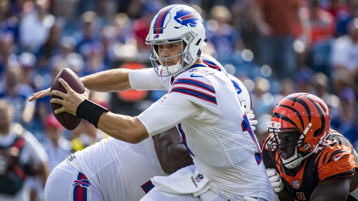 Josh Allen es tackleado en partido contra Bengals