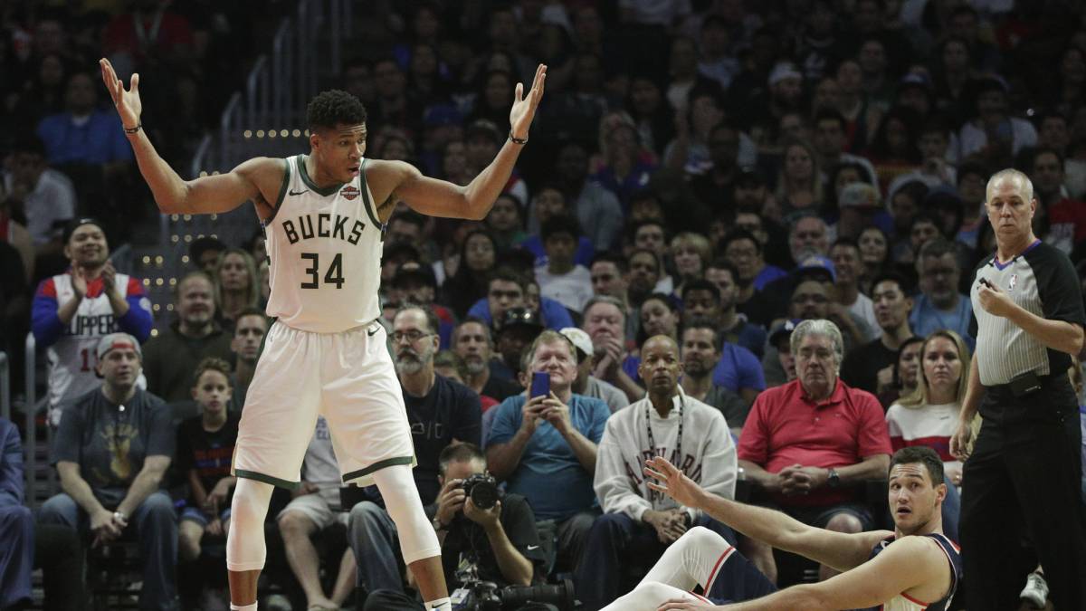 Giannis Antetokounmpo muestra su afición al LAFC de la MLS