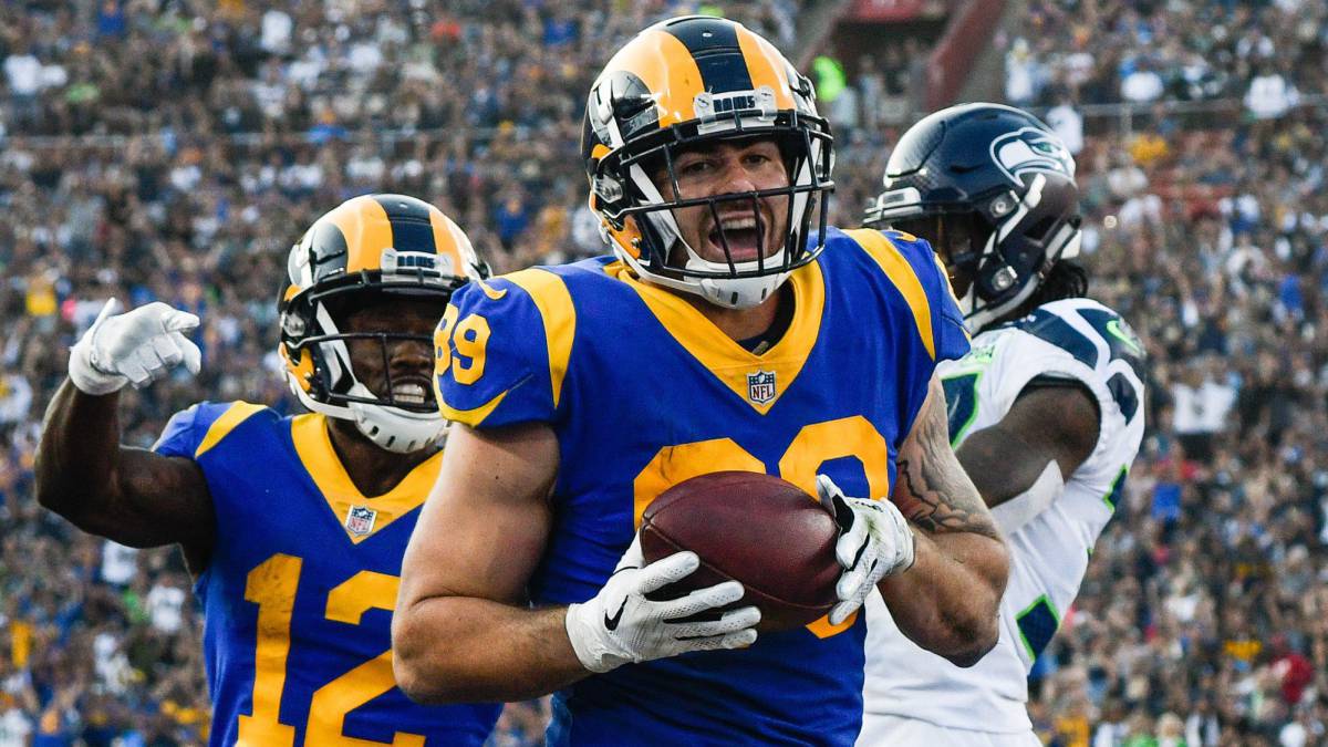 Tyler Higbee celebra touchdown contra Seattle