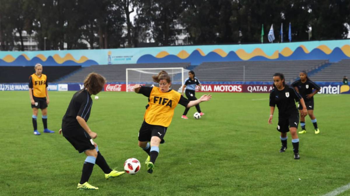 Jugadoras corriendo en el campo de juego