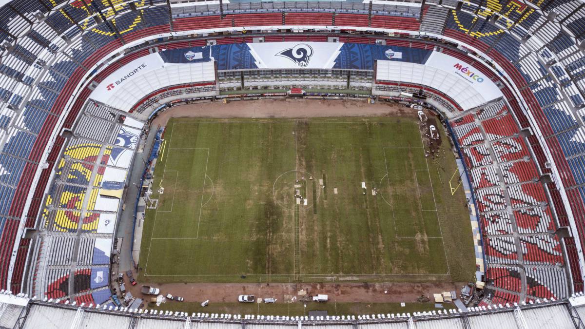 Campo dañado del Estadio Azteca