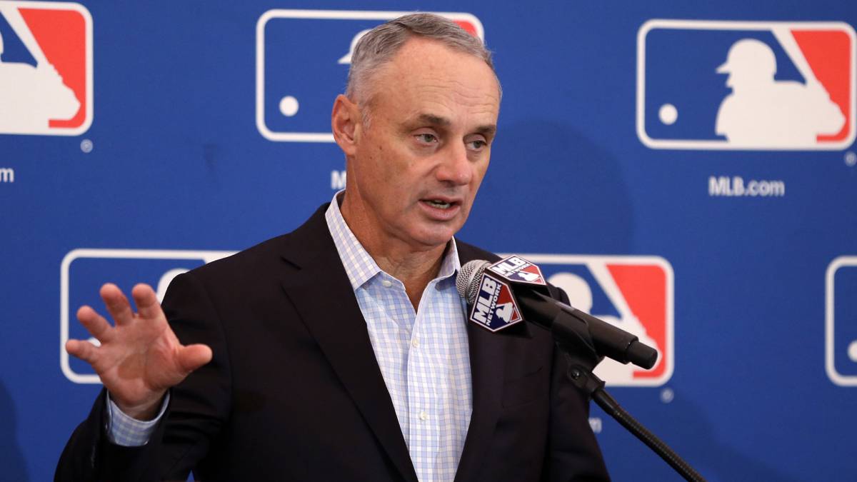 Rob Manfred en conferencia de prensa