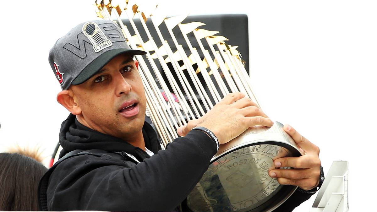 Alex Cora con el Trofeo del Comisionado