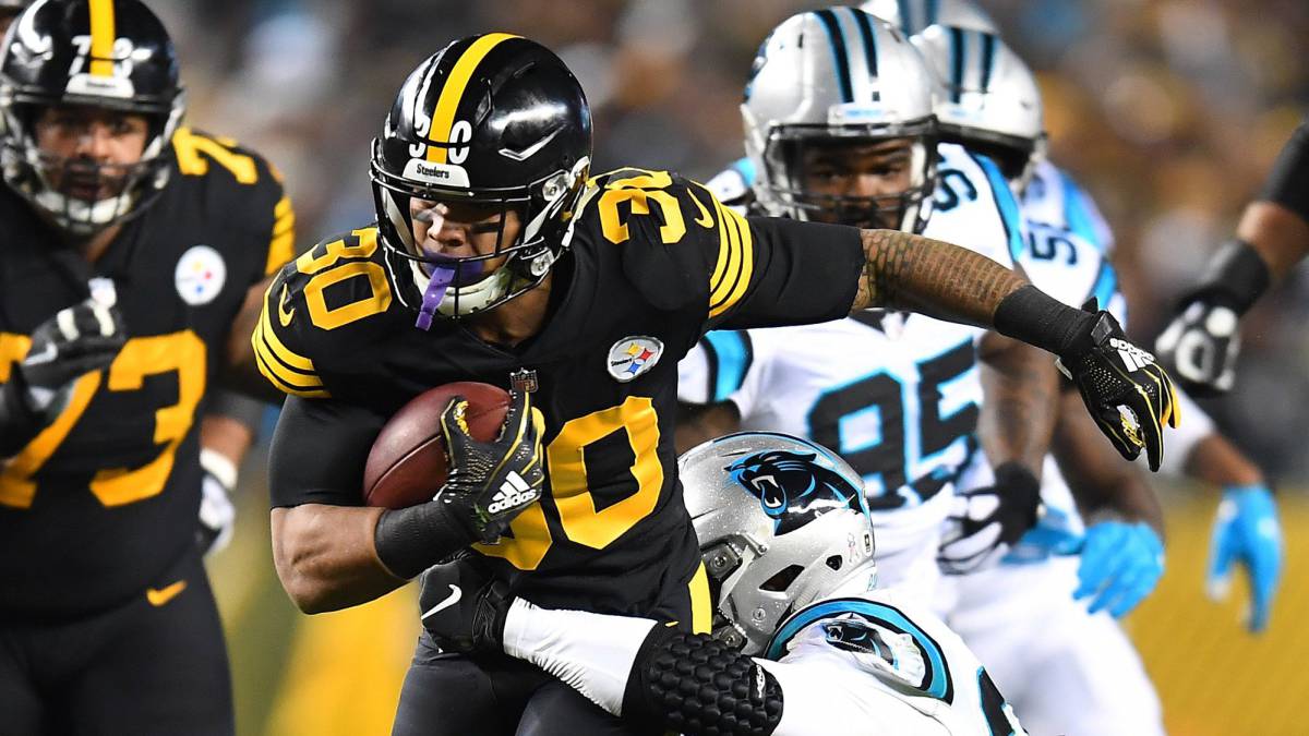 James Conner acarrea el balón contra Carolina