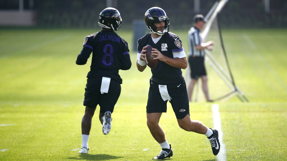 Lamar Jackson y Joe Flacco en entrenamiento