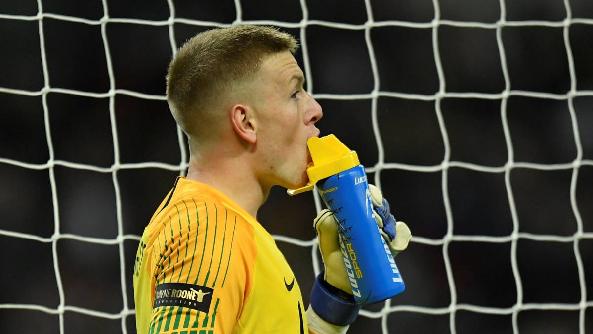 El portero de la Selección de Inglaterra, se presentó en el partido ante USA con los nombres de los posibles tiradores de penales en su botella.