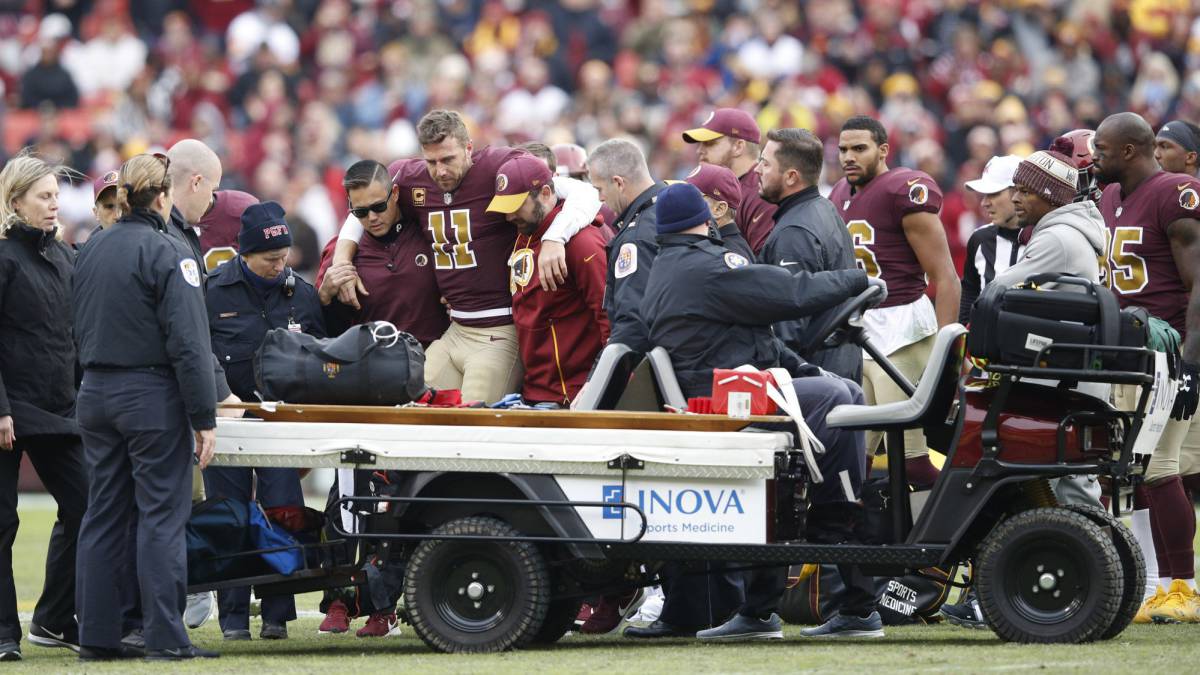 Alex Smith sale lesionado del emparrillado de FedEx Field