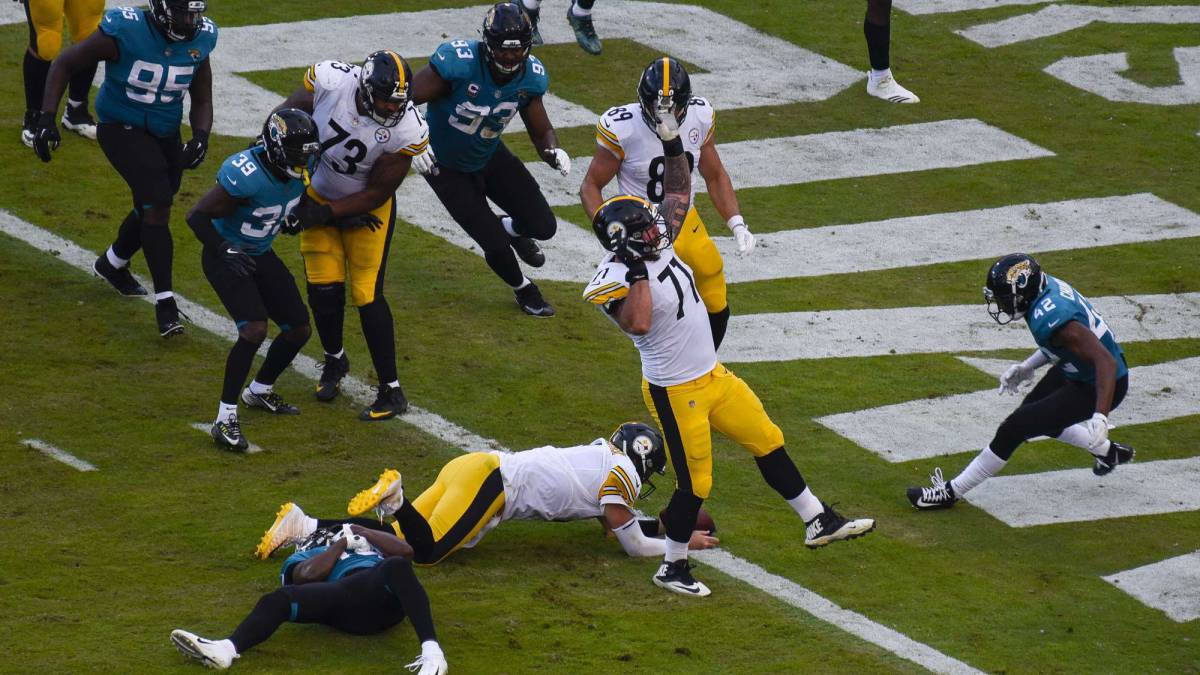 Ben Roetlhisberger anota touchdown contra Jaguars