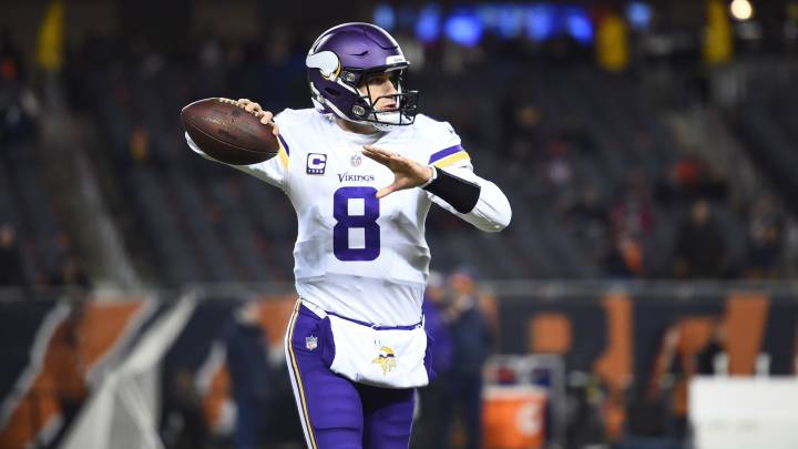 Kirk Cousins intenta un pase contra Bears