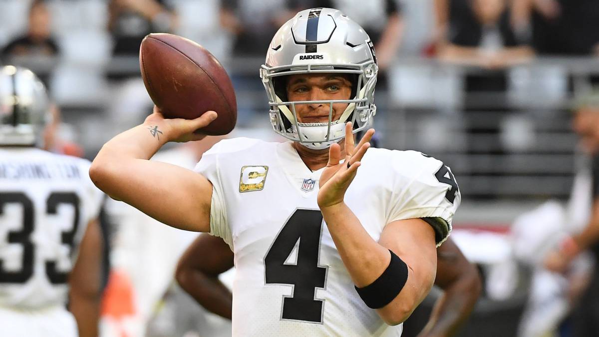 Derek Carr manda pase