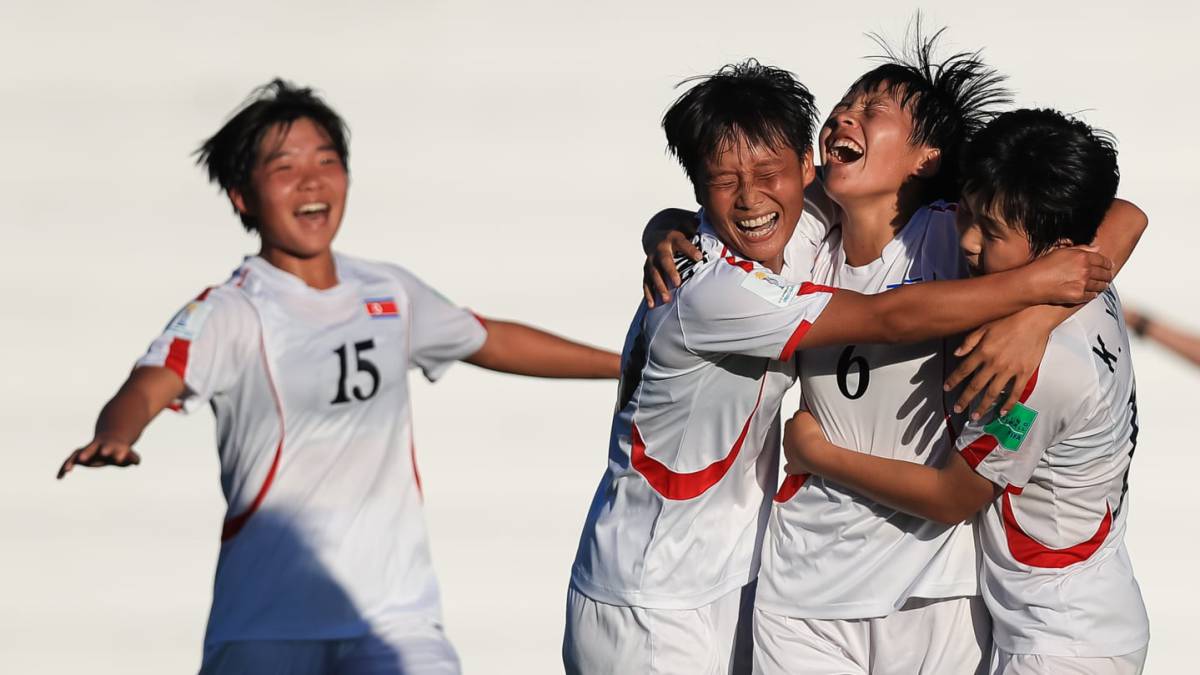 Jugadoras de fútbol abrazandoce