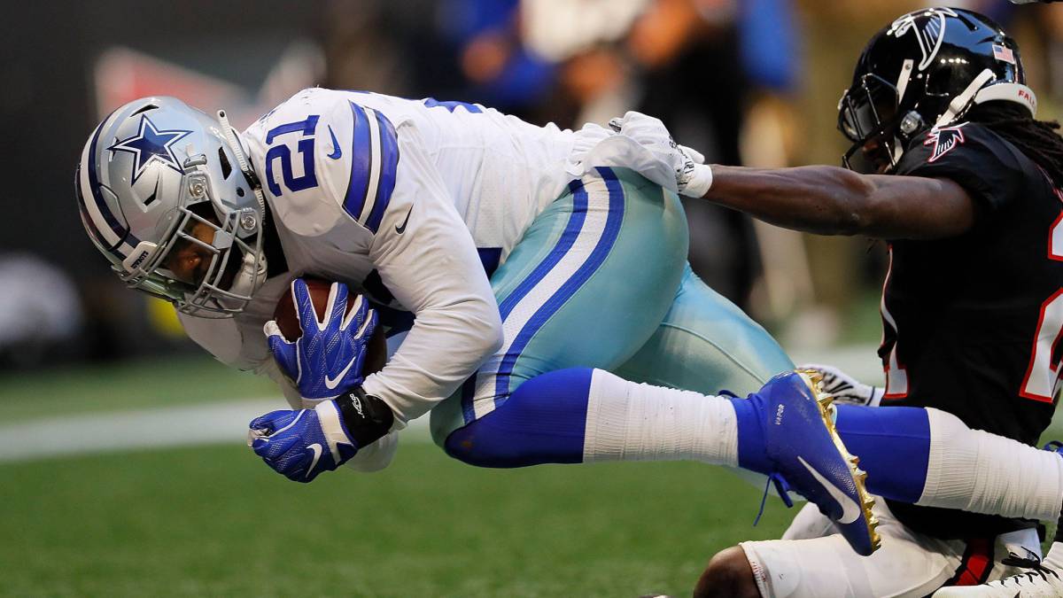 Ezekiel Elliott es tackleado