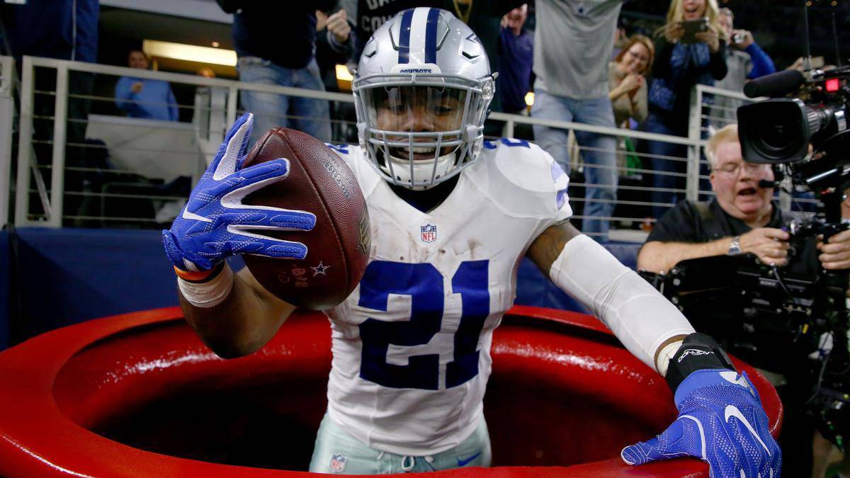 Ezekiel Elliott festeja entrando a caldero de Salvation Army