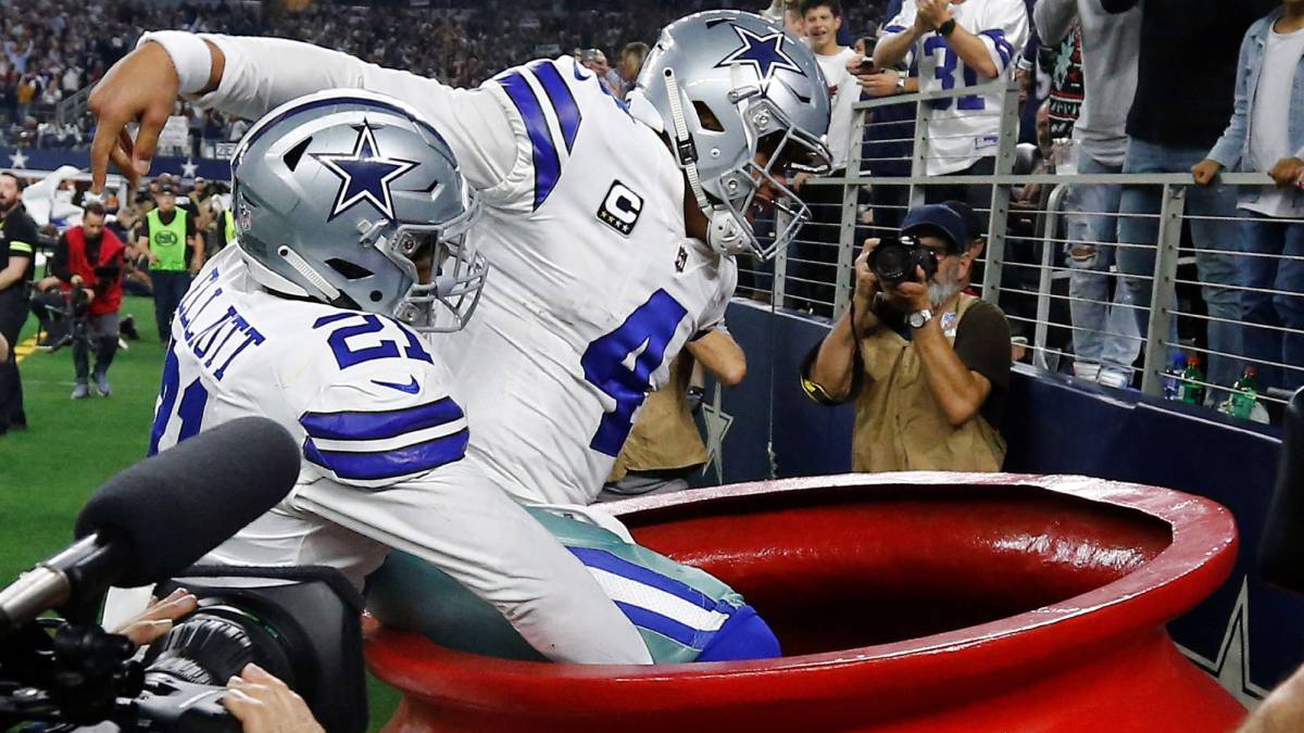 Dak Prescott y Ezekiel Elliott festejan touchdown