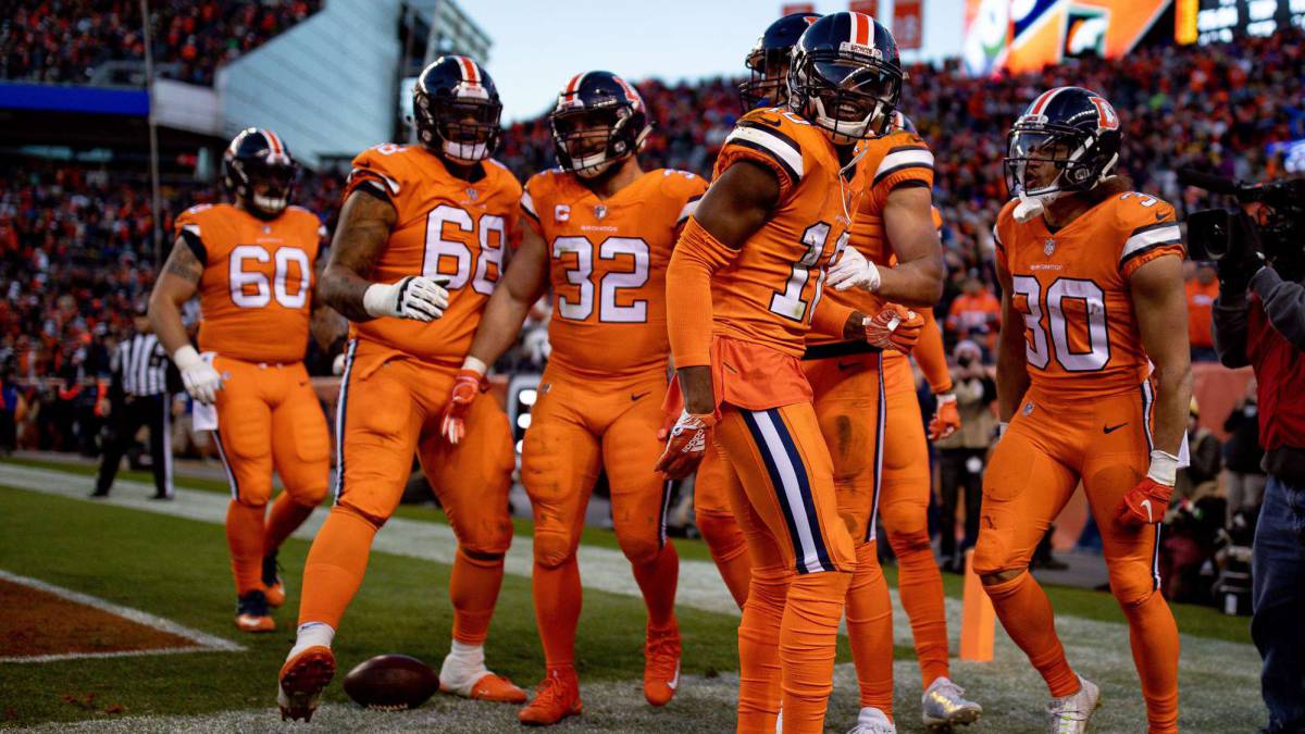 Jugadores de Denver celebran touchdown