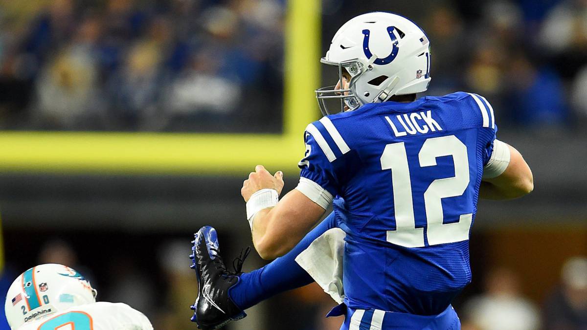 Andrew Luck recibe un pase de Jacoby Brissett