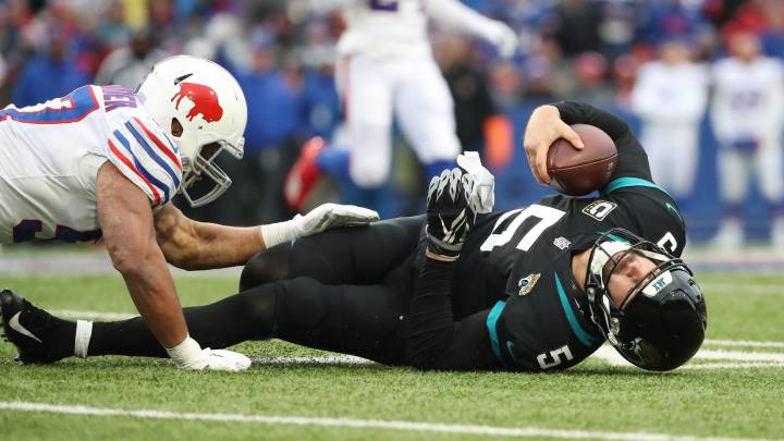 Blake Bortles es tackleado por defensivo de Bills