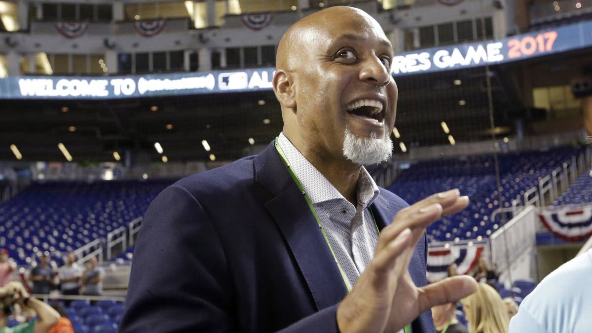 Tony Clark en estadio de baseball