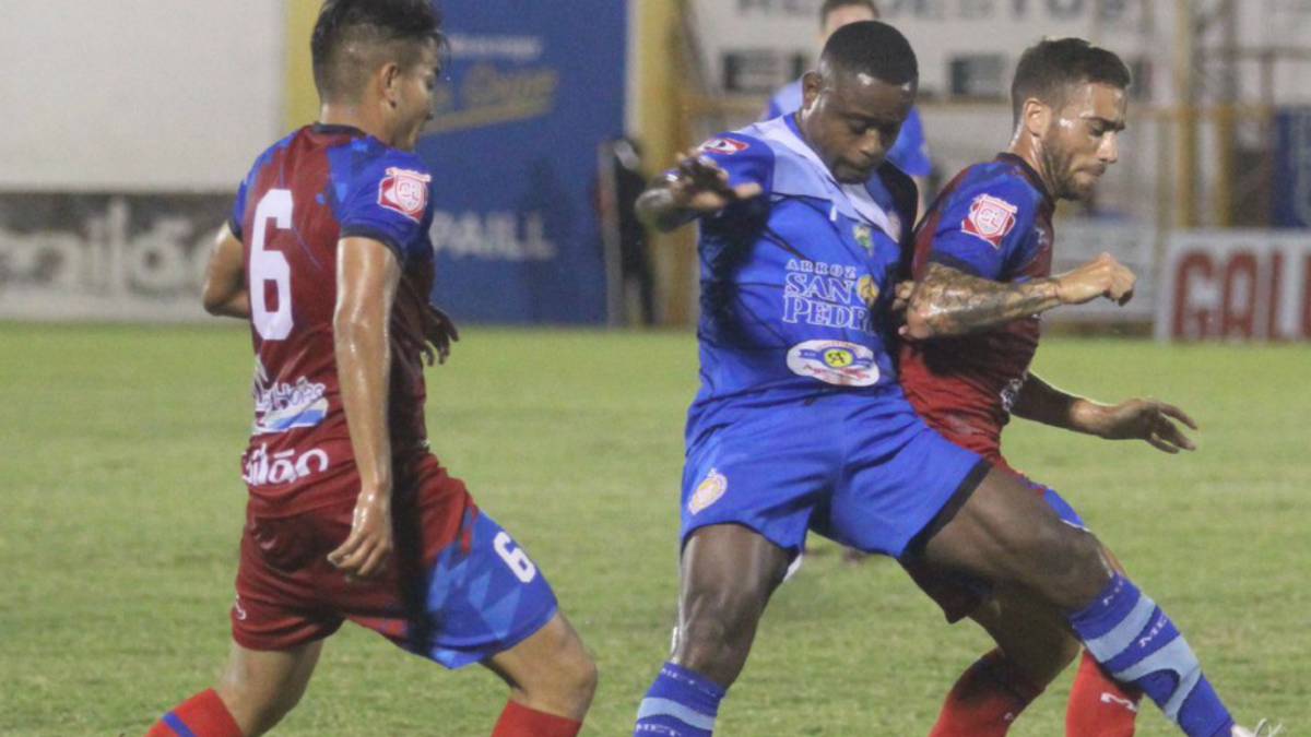 Este miércoles se llevó a cabo el partido de ida de los Cuartos de Final de la Liga de El Salvador, y pese las acciones de peligro, nadie supo ser certero