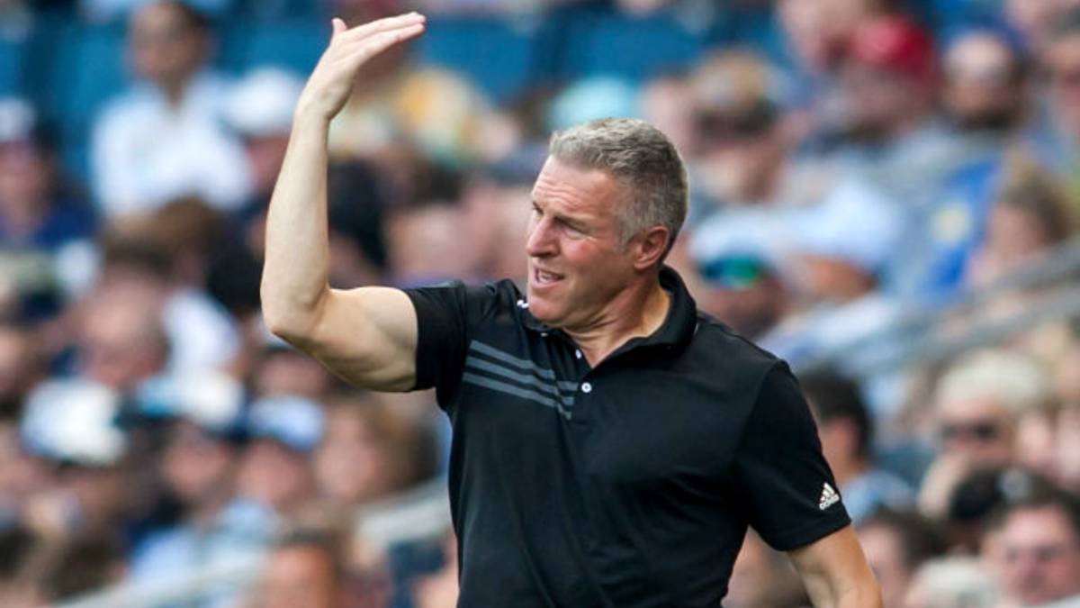 Fans de Kansas City arrojaron objetos después que el equipo sufriera una remontada ante Portland; Peter Vermes cruzó el campo para tranquilizarlos