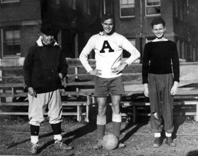 George H.W. Bush jugando soccer