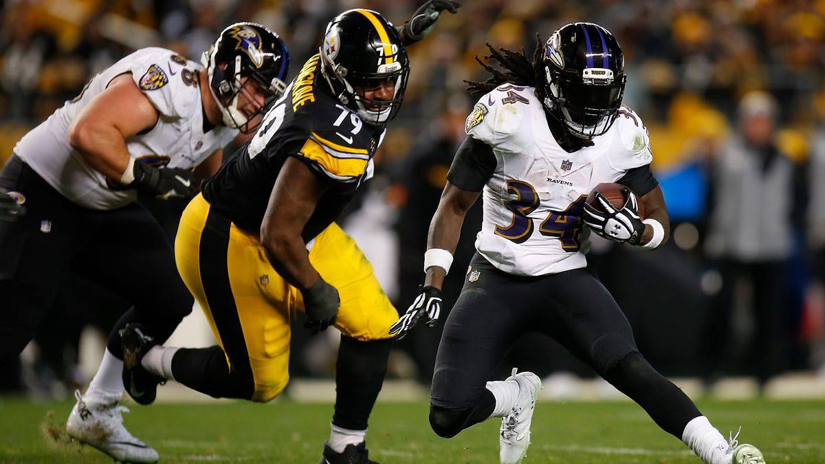 Alex Collins en partido contra Steelers