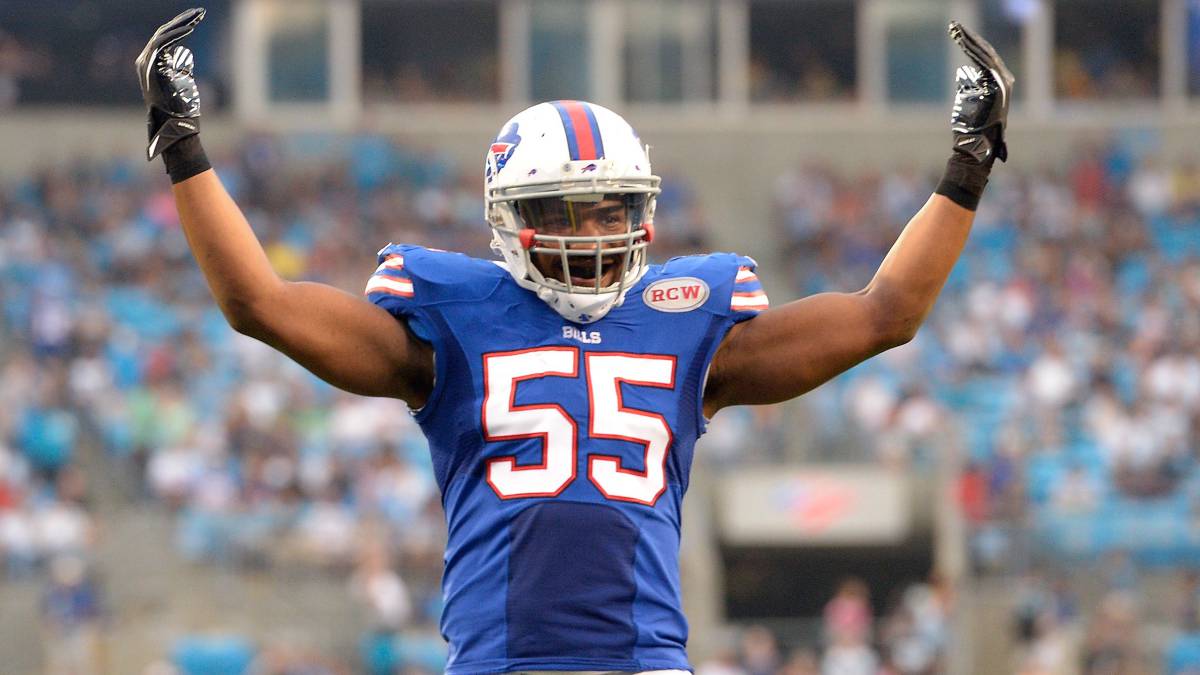 Jugador de los Bills arremete contra oficial en los túneles