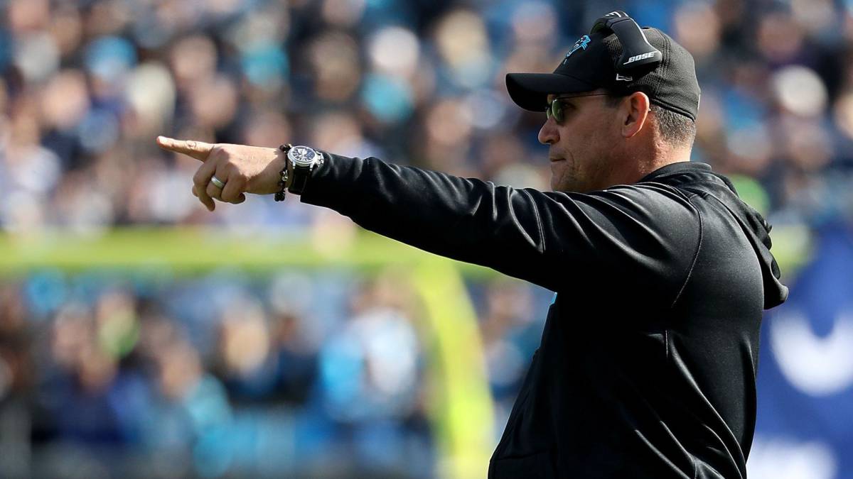 Ron Rivera en partido de Panthers