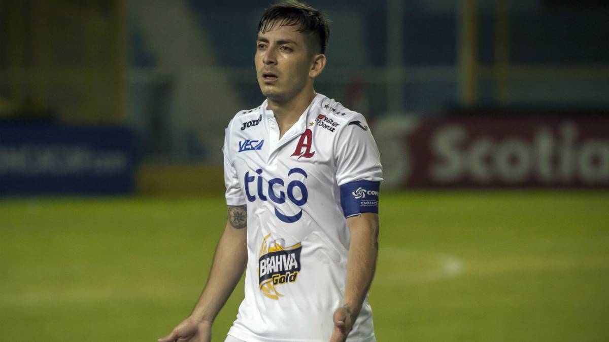El Club Deportivo FAS jugó con 10 hombres en poco más de 20 minutos y el Alianza no supo aprovecharlo; la vuelta se jugará el próximo sábado en el Cuscatlán