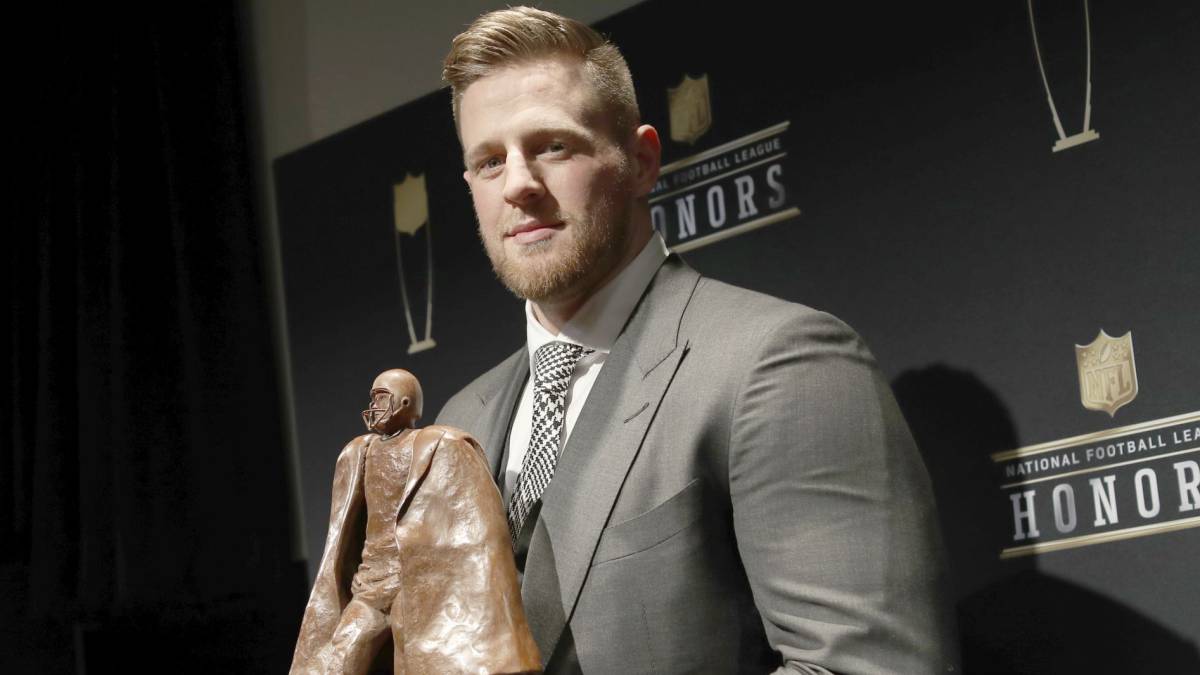 J. J. Watt con el premio Walter Payton